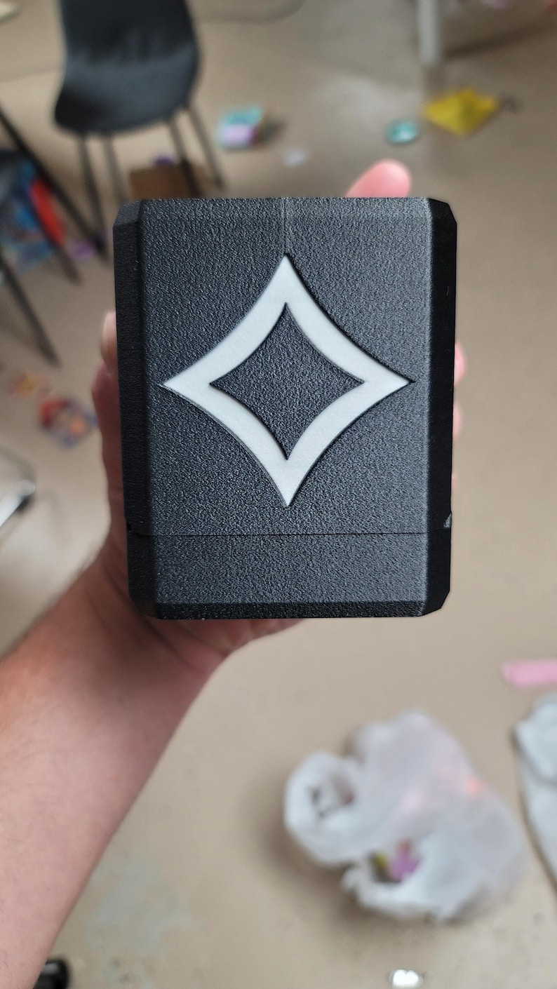 Eldrazi-themed Deck Companion deck box